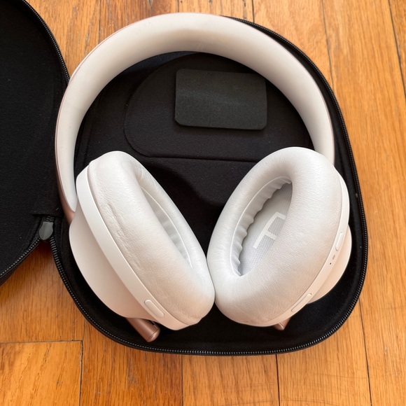 Bose Noise Cancelling Headphones 700 - Picture 3 of 7